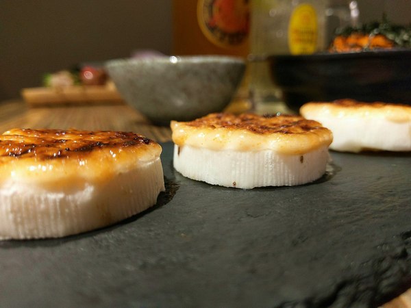 宅丁亭-迴轉串燒：宅丁亭迴轉串燒-新北菜寮站高cp串燒  適合朋友消夜聚餐  餐點選擇多  單價不算太高  重點是味道好