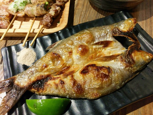 宅丁亭-迴轉串燒：宅丁亭迴轉串燒-新北菜寮站高cp串燒  適合朋友消夜聚餐  餐點選擇多  單價不算太高  重點是味道好