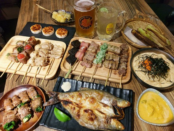 宅丁亭-迴轉串燒：宅丁亭迴轉串燒-新北菜寮站高cp串燒  適合朋友消夜聚餐  餐點選擇多  單價不算太高  重點是味道好