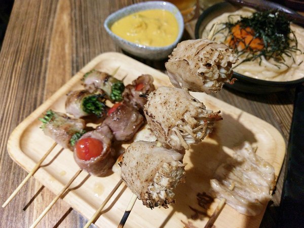 宅丁亭-迴轉串燒：宅丁亭迴轉串燒-新北菜寮站高cp串燒  適合朋友消夜聚餐  餐點選擇多  單價不算太高  重點是味道好