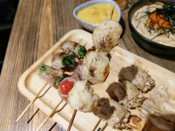 宅丁亭-迴轉串燒：宅丁亭迴轉串燒-新北菜寮站高cp串燒  適合朋友消夜聚餐  餐點選擇多  單價不算太高  重點是味道好