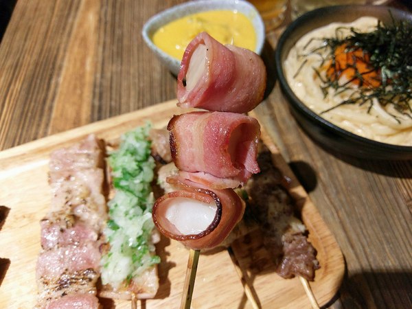 宅丁亭-迴轉串燒：宅丁亭迴轉串燒-新北菜寮站高cp串燒  適合朋友消夜聚餐  餐點選擇多  單價不算太高  重點是味道好