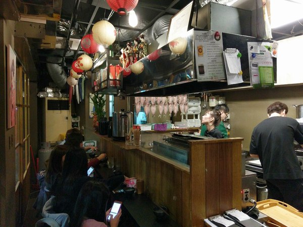 宅丁亭-迴轉串燒：宅丁亭迴轉串燒-新北菜寮站高cp串燒  適合朋友消夜聚餐  餐點選擇多  單價不算太高  重點是味道好