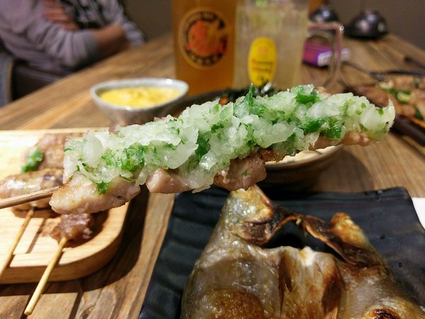 宅丁亭-迴轉串燒：宅丁亭迴轉串燒-新北菜寮站高cp串燒  適合朋友消夜聚餐  餐點選擇多  單價不算太高  重點是味道好