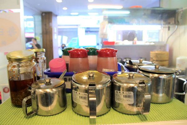 麥麥奀香港粉麵專家：【桃園食記】麥麥奀香港粉麵專家~香港道地的港式料理，周珍珍潮州辣椒醬超激推/銅鑼灣XO秘醬/糯米雞/臘腸雞盅頭飯/雲吞水餃粗麵