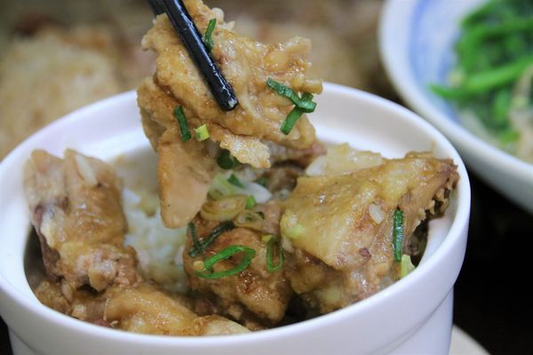麥麥奀香港粉麵專家：【桃園食記】麥麥奀香港粉麵專家~香港道地的港式料理，周珍珍潮州辣椒醬超激推/銅鑼灣XO秘醬/糯米雞/臘腸雞盅頭飯/雲吞水餃粗麵