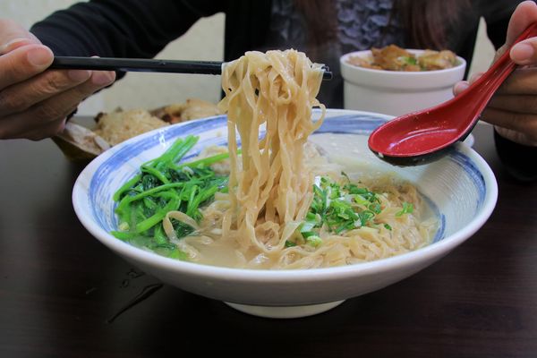 麥麥奀香港粉麵專家：【桃園食記】麥麥奀香港粉麵專家~香港道地的港式料理，周珍珍潮州辣椒醬超激推/銅鑼灣XO秘醬/糯米雞/臘腸雞盅頭飯/雲吞水餃粗麵