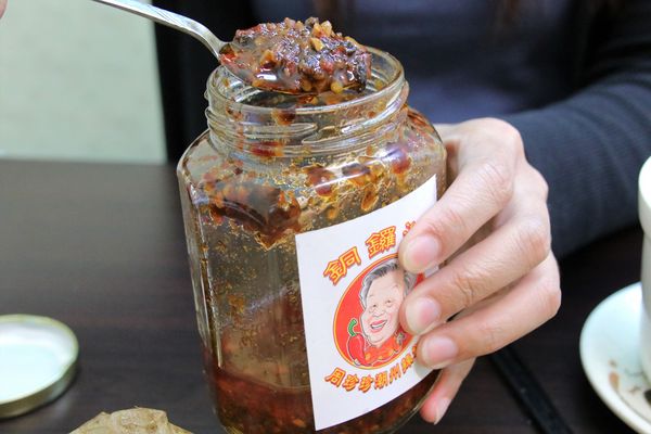 麥麥奀香港粉麵專家：【桃園食記】麥麥奀香港粉麵專家~香港道地的港式料理，周珍珍潮州辣椒醬超激推/銅鑼灣XO秘醬/糯米雞/臘腸雞盅頭飯/雲吞水餃粗麵