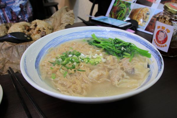 麥麥奀香港粉麵專家：【桃園食記】麥麥奀香港粉麵專家~香港道地的港式料理，周珍珍潮州辣椒醬超激推/銅鑼灣XO秘醬/糯米雞/臘腸雞盅頭飯/雲吞水餃粗麵