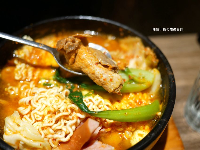 北村豆腐家 台中站前秀泰店S1館2樓,不管吃幾次都美味的韓式嫩豆腐鍋!起司泡菜部隊鍋超好吃,五種韓式小菜任你吃。 @熊寶小榆の旅遊日記
