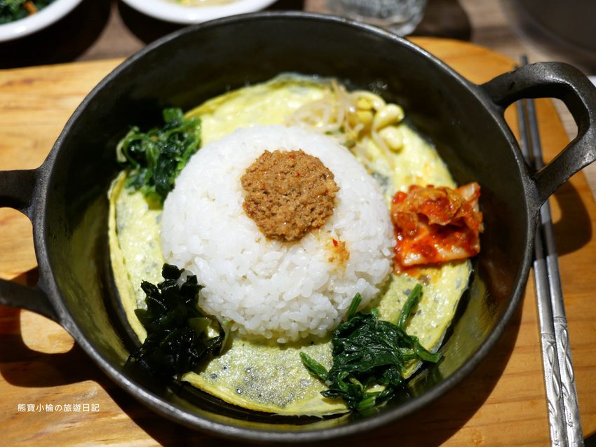 北村豆腐家 台中站前秀泰店S1館2樓,不管吃幾次都美味的韓式嫩豆腐鍋!起司泡菜部隊鍋超好吃,五種韓式小菜任你吃。 @熊寶小榆の旅遊日記