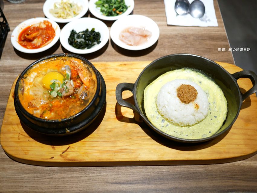 北村豆腐家 台中站前秀泰店S1館2樓,不管吃幾次都美味的韓式嫩豆腐鍋!起司泡菜部隊鍋超好吃,五種韓式小菜任你吃。 @熊寶小榆の旅遊日記