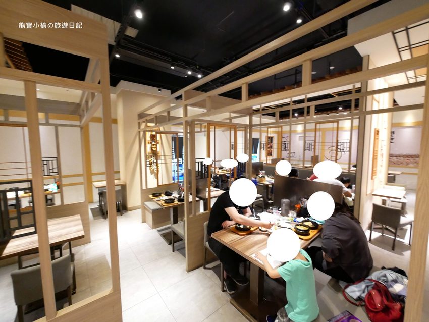 北村豆腐家 台中站前秀泰店S1館2樓,不管吃幾次都美味的韓式嫩豆腐鍋!起司泡菜部隊鍋超好吃,五種韓式小菜任你吃。 @熊寶小榆の旅遊日記