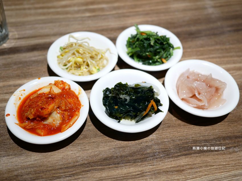 北村豆腐家 台中站前秀泰店S1館2樓,不管吃幾次都美味的韓式嫩豆腐鍋!起司泡菜部隊鍋超好吃,五種韓式小菜任你吃。 @熊寶小榆の旅遊日記