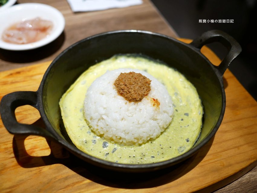 北村豆腐家 台中站前秀泰店S1館2樓,不管吃幾次都美味的韓式嫩豆腐鍋!起司泡菜部隊鍋超好吃,五種韓式小菜任你吃。 @熊寶小榆の旅遊日記