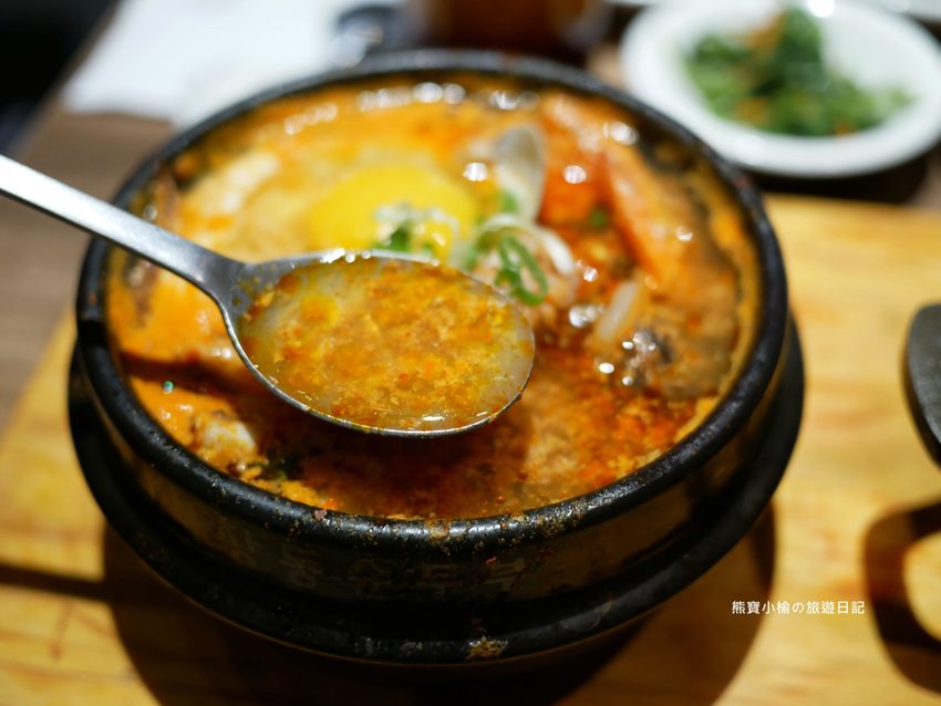 北村豆腐家 台中站前秀泰店S1館2樓,不管吃幾次都美味的韓式嫩豆腐鍋!起司泡菜部隊鍋超好吃,五種韓式小菜任你吃。 @熊寶小榆の旅遊日記