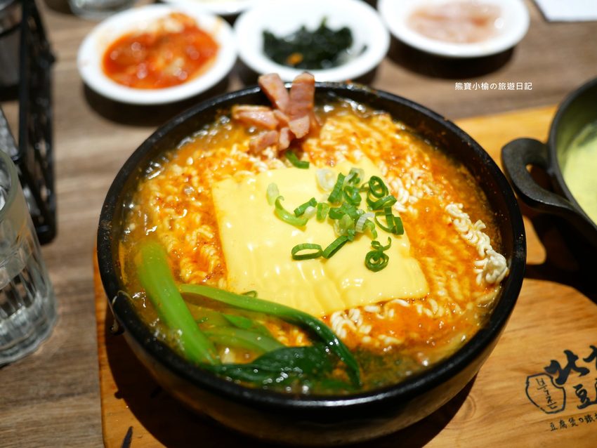 北村豆腐家 台中站前秀泰店S1館2樓,不管吃幾次都美味的韓式嫩豆腐鍋!起司泡菜部隊鍋超好吃,五種韓式小菜任你吃。 @熊寶小榆の旅遊日記