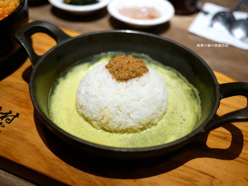 北村豆腐家 台中站前秀泰店S1館2樓,不管吃幾次都美味的韓式嫩豆腐鍋!起司泡菜部隊鍋超好吃,五種韓式小菜任你吃。 @熊寶小榆の旅遊日記