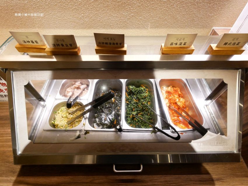 北村豆腐家 台中站前秀泰店S1館2樓,不管吃幾次都美味的韓式嫩豆腐鍋!起司泡菜部隊鍋超好吃,五種韓式小菜任你吃。 @熊寶小榆の旅遊日記
