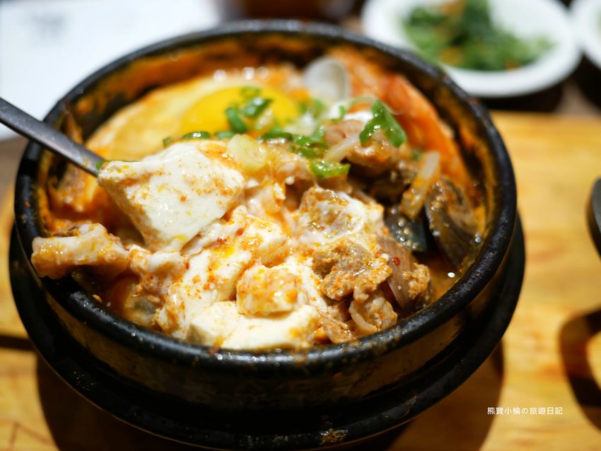 北村豆腐家 台中站前秀泰店S1館2樓,不管吃幾次都美味的韓式嫩豆腐鍋!起司泡菜部隊鍋超好吃,五種韓式小菜任你吃。 @熊寶小榆の旅遊日記