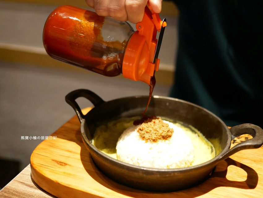 北村豆腐家 台中站前秀泰店S1館2樓,不管吃幾次都美味的韓式嫩豆腐鍋!起司泡菜部隊鍋超好吃,五種韓式小菜任你吃。 @熊寶小榆の旅遊日記