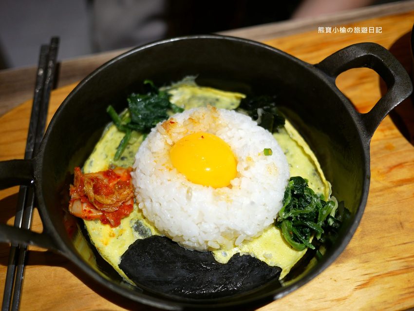 北村豆腐家 台中站前秀泰店S1館2樓,不管吃幾次都美味的韓式嫩豆腐鍋!起司泡菜部隊鍋超好吃,五種韓式小菜任你吃。 @熊寶小榆の旅遊日記