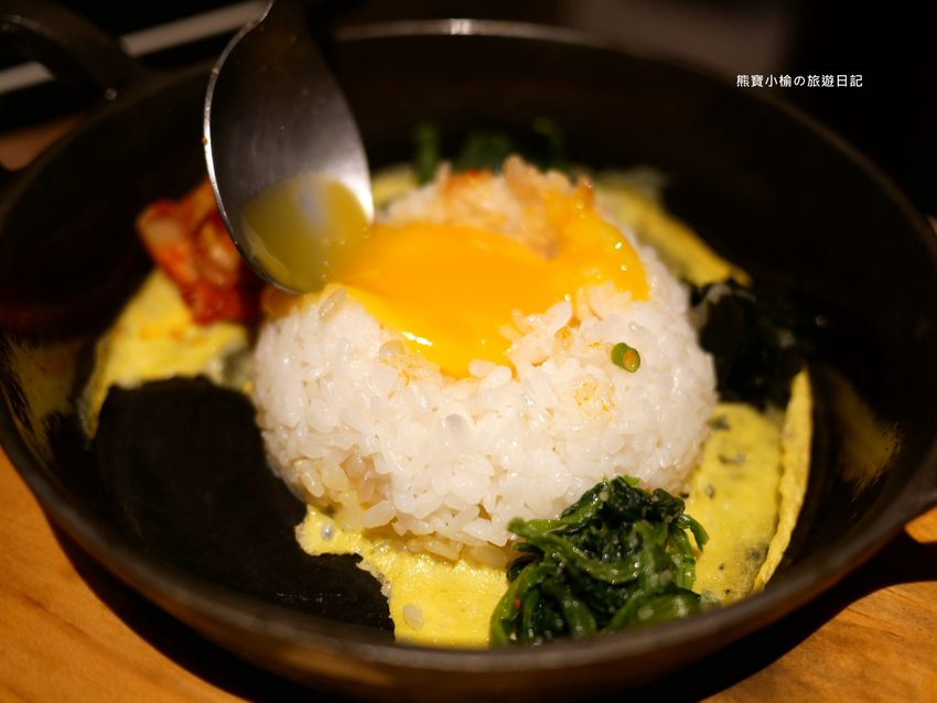 北村豆腐家 台中站前秀泰店S1館2樓,不管吃幾次都美味的韓式嫩豆腐鍋!起司泡菜部隊鍋超好吃,五種韓式小菜任你吃。 @熊寶小榆の旅遊日記