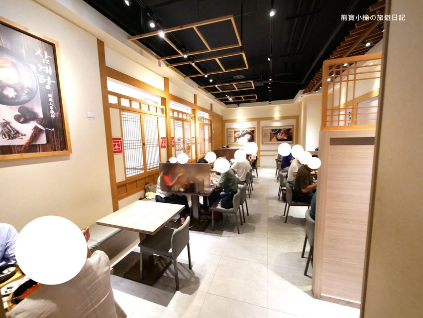 北村豆腐家 台中站前秀泰店S1館2樓,不管吃幾次都美味的韓式嫩豆腐鍋!起司泡菜部隊鍋超好吃,五種韓式小菜任你吃。 @熊寶小榆の旅遊日記