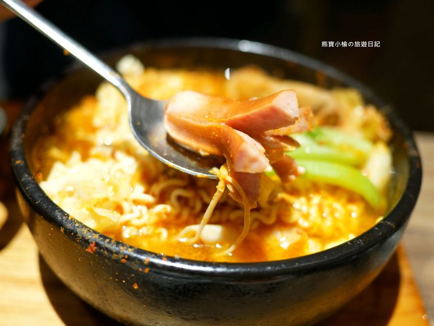 北村豆腐家 台中站前秀泰店S1館2樓,不管吃幾次都美味的韓式嫩豆腐鍋!起司泡菜部隊鍋超好吃,五種韓式小菜任你吃。 @熊寶小榆の旅遊日記