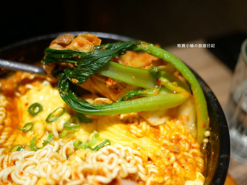 北村豆腐家 台中站前秀泰店S1館2樓,不管吃幾次都美味的韓式嫩豆腐鍋!起司泡菜部隊鍋超好吃,五種韓式小菜任你吃。 @熊寶小榆の旅遊日記