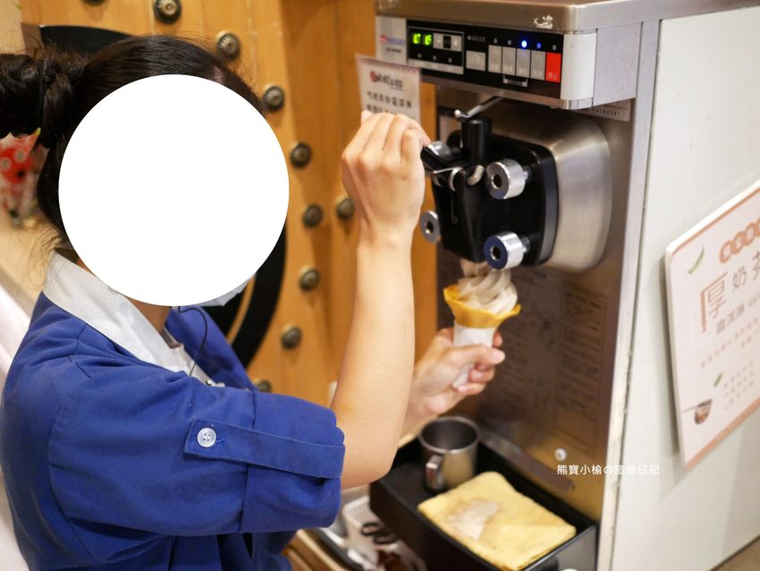 北村豆腐家 台中站前秀泰店S1館2樓,不管吃幾次都美味的韓式嫩豆腐鍋!起司泡菜部隊鍋超好吃,五種韓式小菜任你吃。 @熊寶小榆の旅遊日記