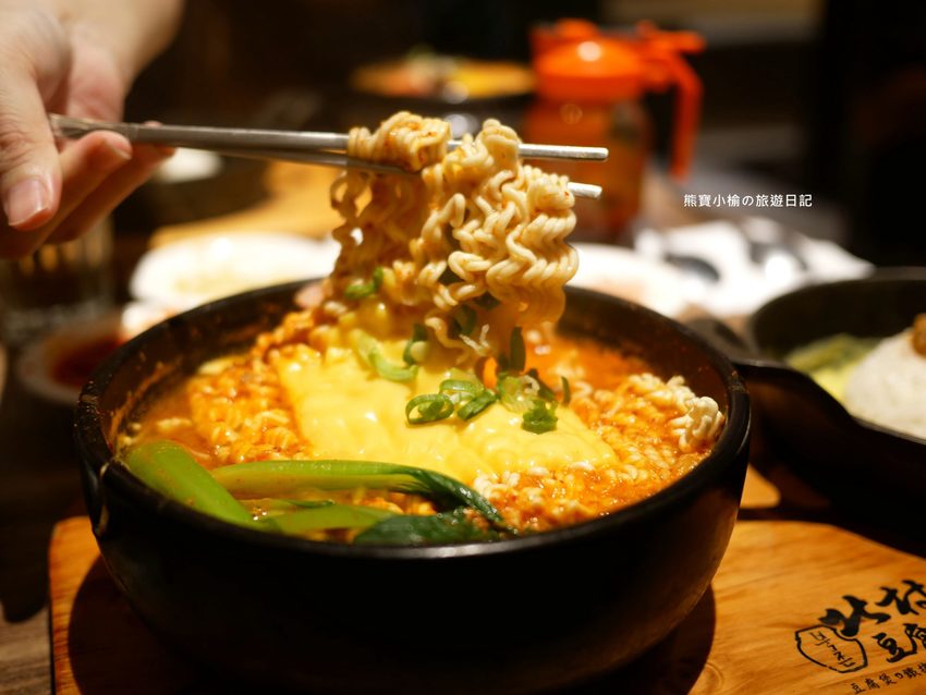 北村豆腐家 台中站前秀泰店S1館2樓,不管吃幾次都美味的韓式嫩豆腐鍋!起司泡菜部隊鍋超好吃,五種韓式小菜任你吃。 @熊寶小榆の旅遊日記