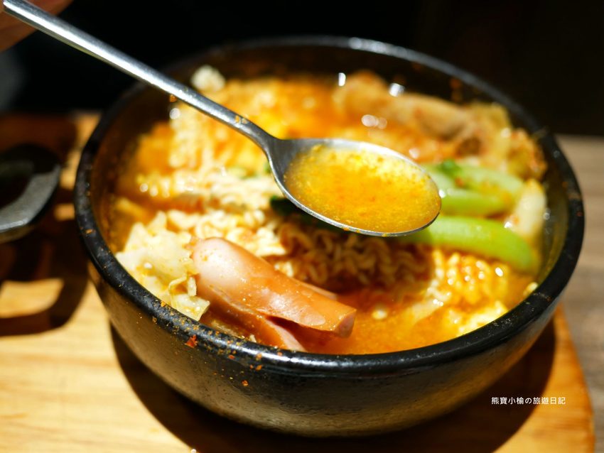 北村豆腐家 台中站前秀泰店S1館2樓,不管吃幾次都美味的韓式嫩豆腐鍋!起司泡菜部隊鍋超好吃,五種韓式小菜任你吃。 @熊寶小榆の旅遊日記