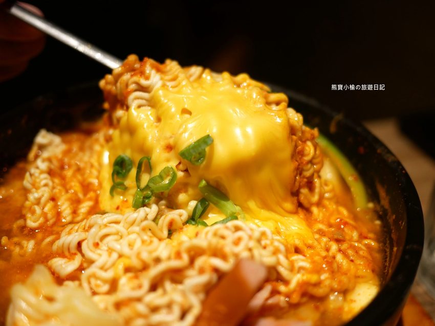 北村豆腐家 台中站前秀泰店S1館2樓,不管吃幾次都美味的韓式嫩豆腐鍋!起司泡菜部隊鍋超好吃,五種韓式小菜任你吃。 @熊寶小榆の旅遊日記