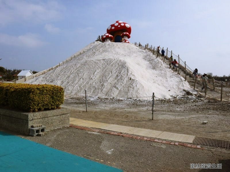 七股鹽山-台南七股/攀爬大鹽山!巨大造景藝術及遊樂設施 - 潔絲蜜愛生活
