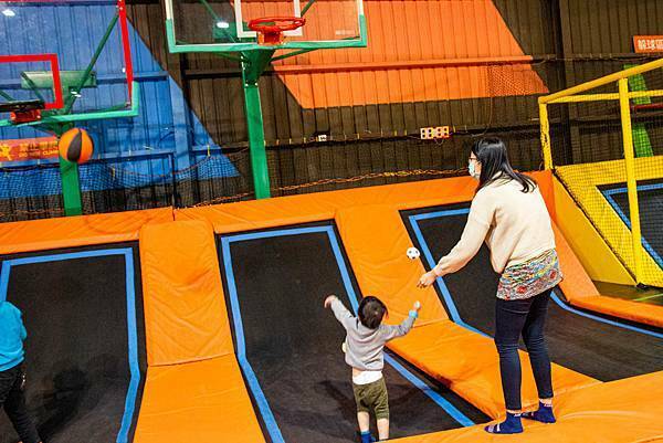 【台中景點】Air-Gene空氣基因-小孩放電最佳選擇!一玩停不下來的彈跳床育樂中心,還有攀岩、彈跳籃球、彈跳躲避球、冬令營等多項活動