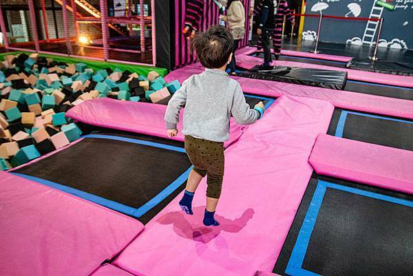 【台中景點】Air-Gene空氣基因-小孩放電最佳選擇!一玩停不下來的彈跳床育樂中心,還有攀岩、彈跳籃球、彈跳躲避球、冬令營等多項活動