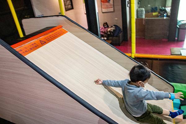 【台中景點】Air-Gene空氣基因-小孩放電最佳選擇!一玩停不下來的彈跳床育樂中心,還有攀岩、彈跳籃球、彈跳躲避球、冬令營等多項活動