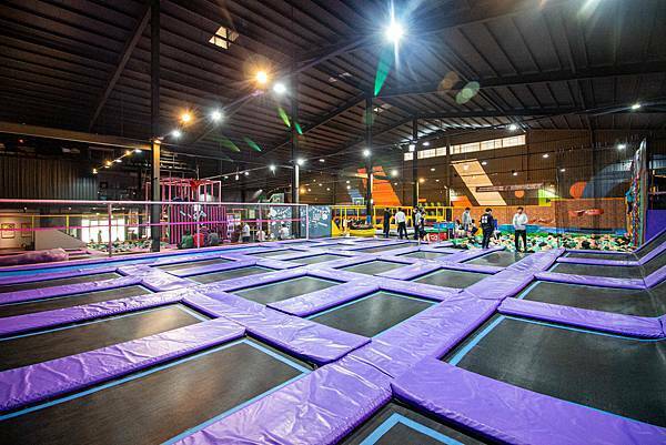 【台中景點】Air-Gene空氣基因-小孩放電最佳選擇!一玩停不下來的彈跳床育樂中心,還有攀岩、彈跳籃球、彈跳躲避球、冬令營等多項活動