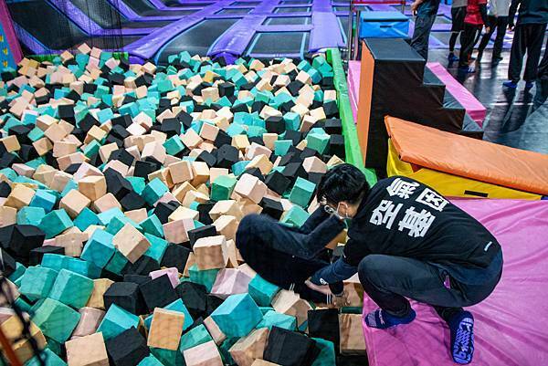 【台中景點】Air-Gene空氣基因-小孩放電最佳選擇!一玩停不下來的彈跳床育樂中心,還有攀岩、彈跳籃球、彈跳躲避球、冬令營等多項活動