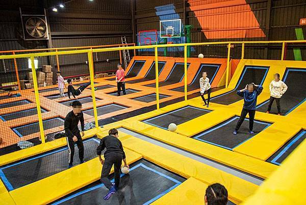 【台中景點】Air-Gene空氣基因-小孩放電最佳選擇!一玩停不下來的彈跳床育樂中心,還有攀岩、彈跳籃球、彈跳躲避球、冬令營等多項活動