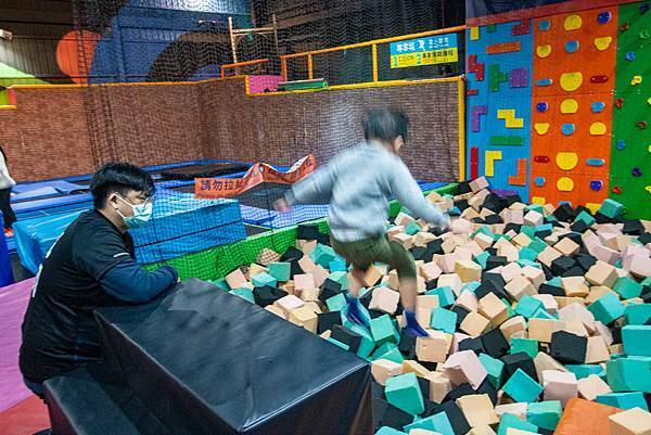 【台中景點】Air-Gene空氣基因-小孩放電最佳選擇!一玩停不下來的彈跳床育樂中心,還有攀岩、彈跳籃球、彈跳躲避球、冬令營等多項活動