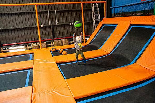 【台中景點】Air-Gene空氣基因-小孩放電最佳選擇!一玩停不下來的彈跳床育樂中心,還有攀岩、彈跳籃球、彈跳躲避球、冬令營等多項活動