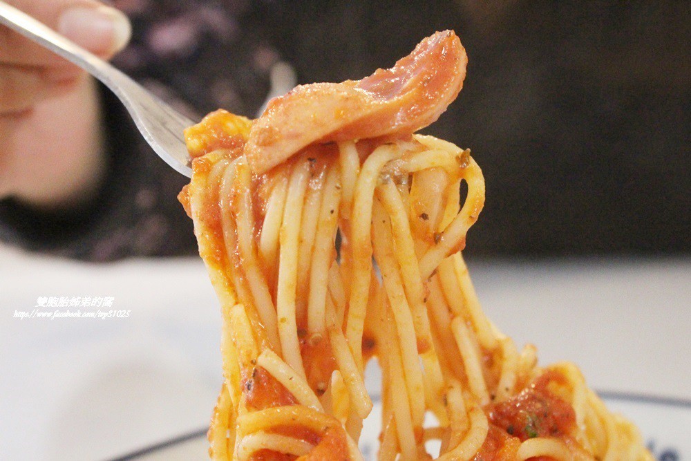 位於鼓山區西子灣隧道路口旁的義特米義大利麵用料實在又好吃[銅板美食]
