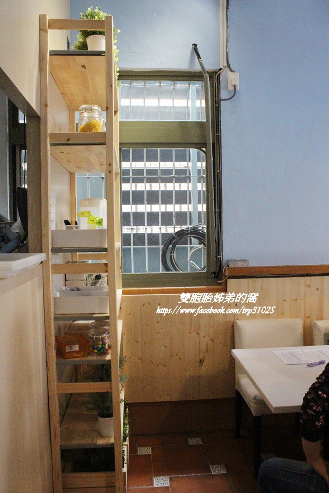 位於鼓山區西子灣隧道路口旁的義特米義大利麵用料實在又好吃[銅板美食]