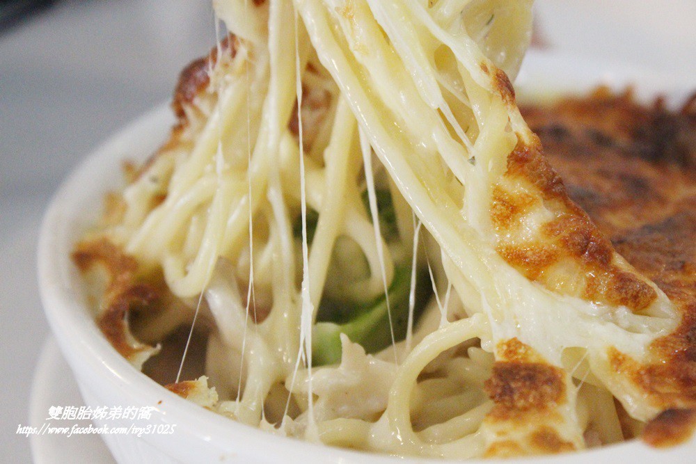 位於鼓山區西子灣隧道路口旁的義特米義大利麵用料實在又好吃[銅板美食]