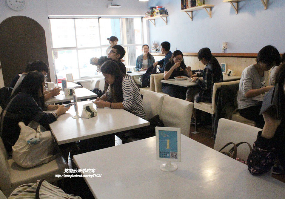 位於鼓山區西子灣隧道路口旁的義特米義大利麵用料實在又好吃[銅板美食]