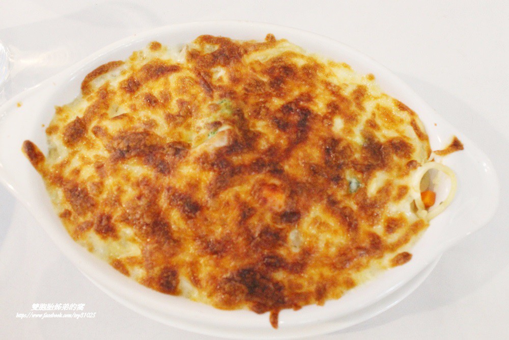 位於鼓山區西子灣隧道路口旁的義特米義大利麵用料實在又好吃[銅板美食]