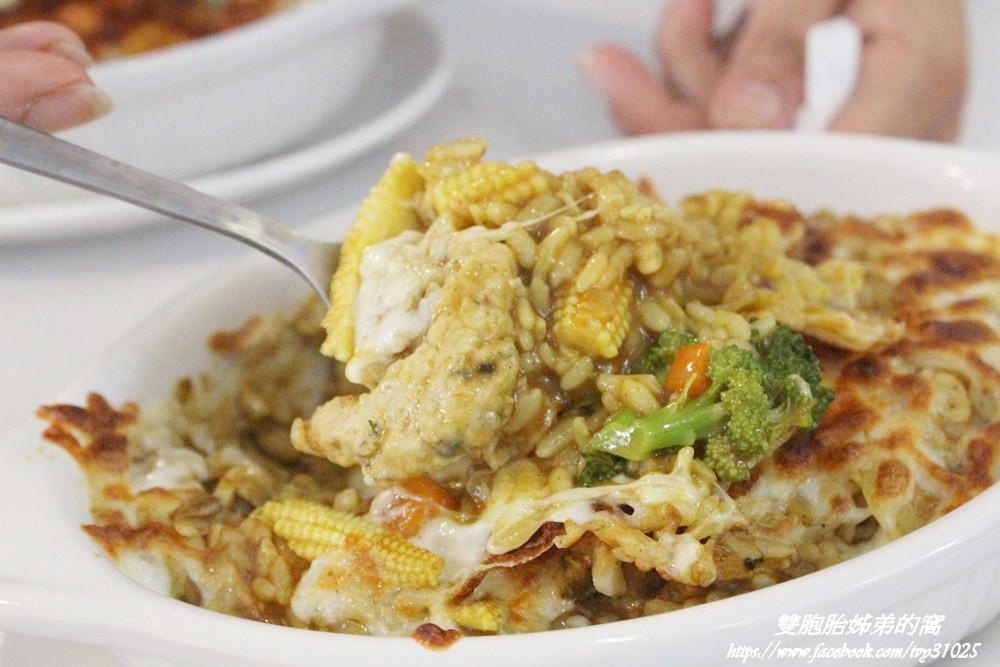 位於鼓山區西子灣隧道路口旁的義特米義大利麵用料實在又好吃[銅板美食]