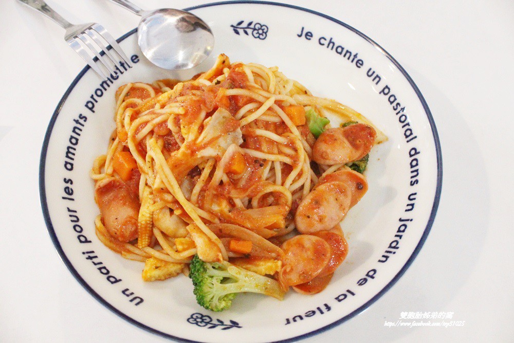 位於鼓山區西子灣隧道路口旁的義特米義大利麵用料實在又好吃[銅板美食]